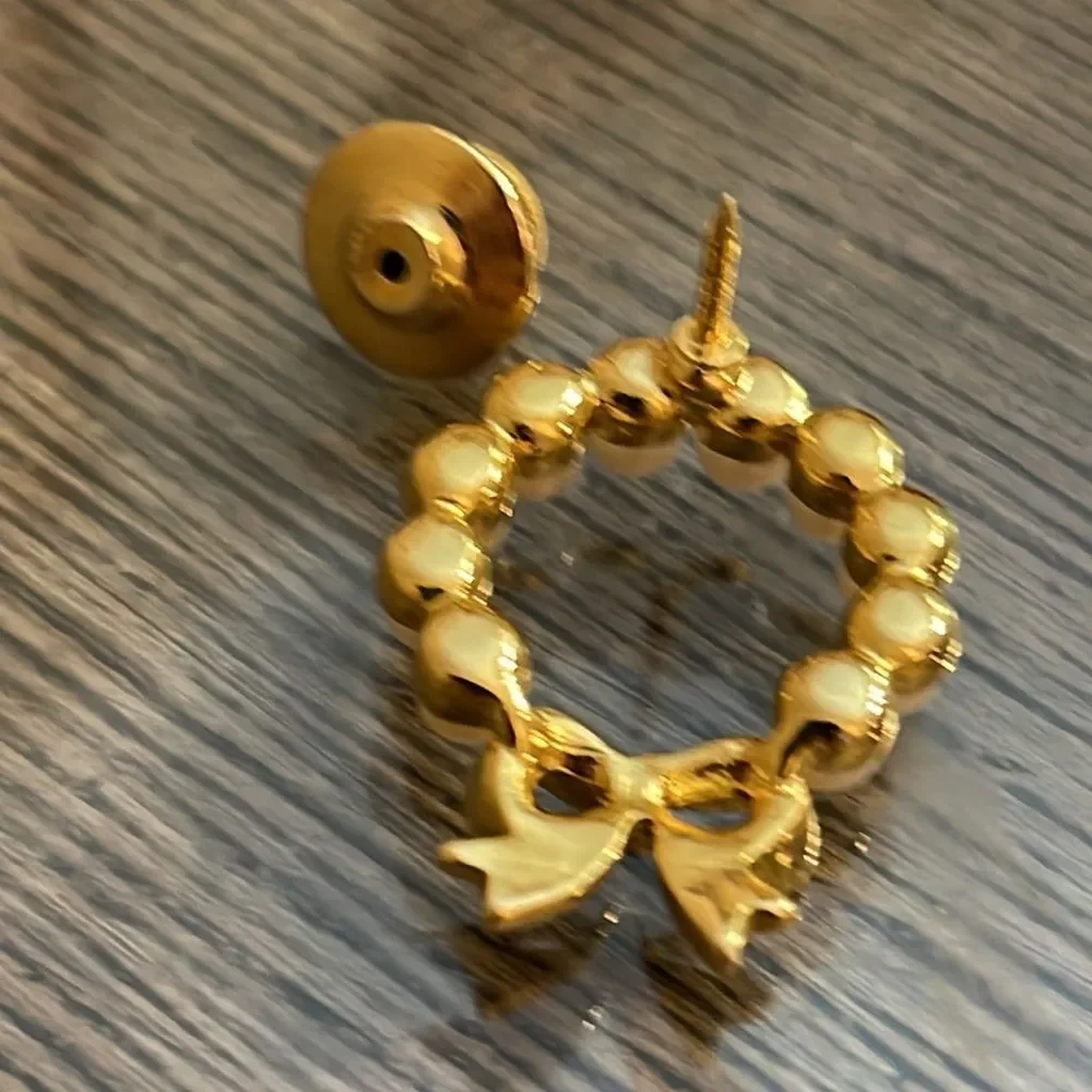 Vintage 1999 AVON Pearlesque Wreath Pin with Goldtone Bow